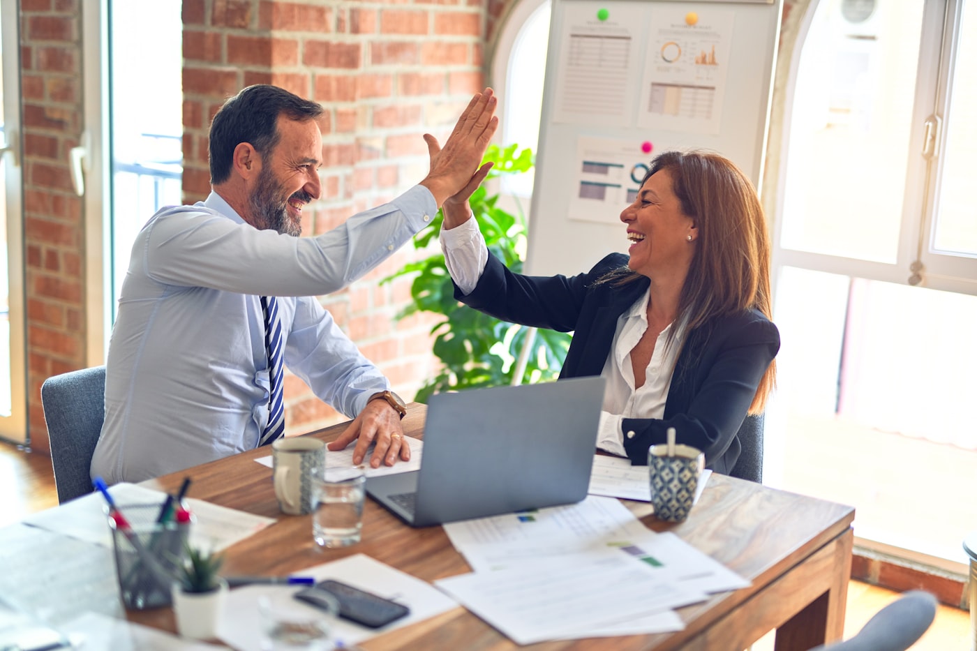 Collega’s in overleg in een modern kantoor