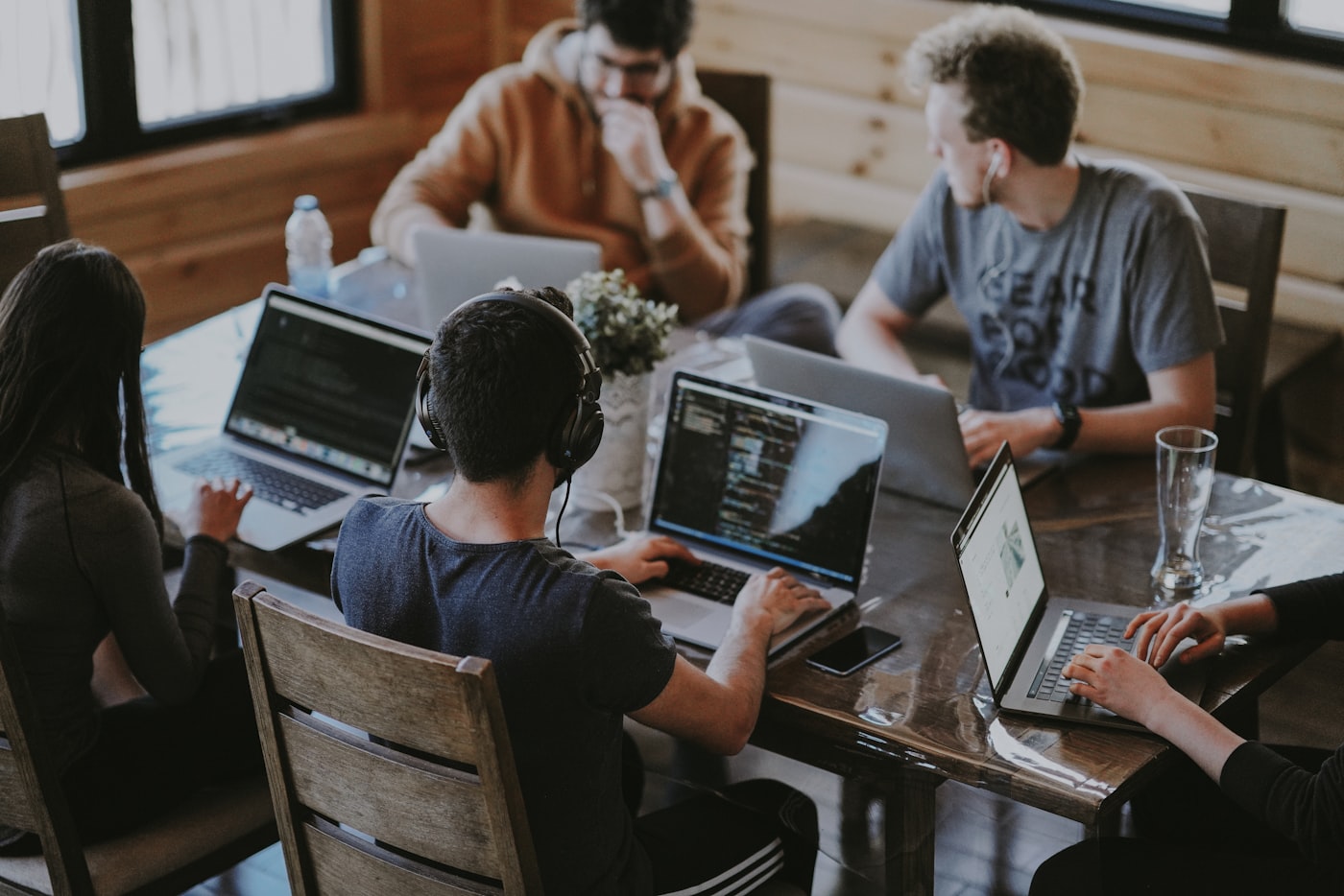 Team werkt samen achter een laptop